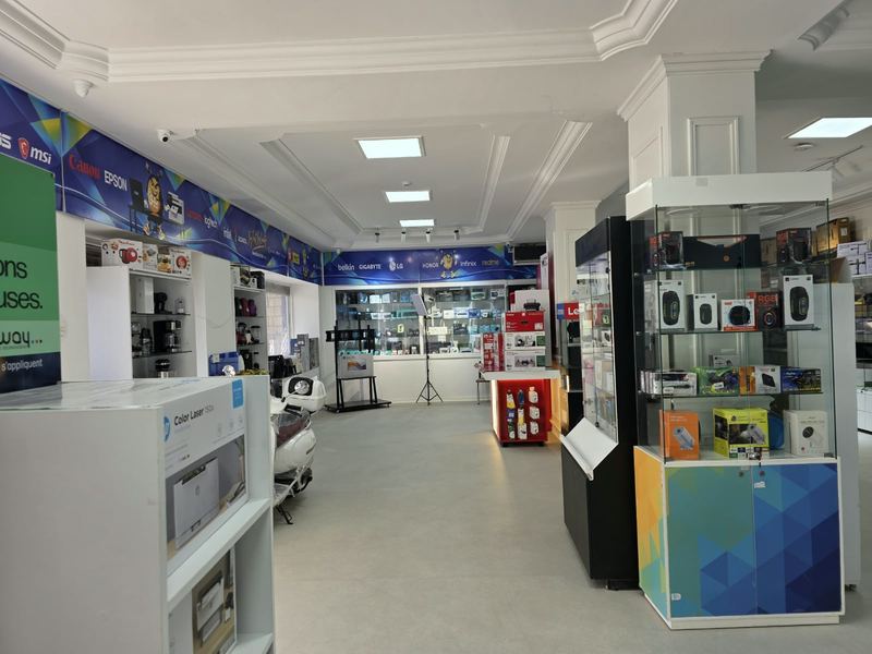 Allée du showroom Big Shop Technology à Ariana : imprimantes, vidéoprojecteurs et enceintes
