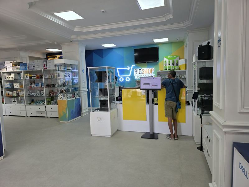 Comptoir d'accueil et logo lumineux du showroom Big Shop Technology à Ariana