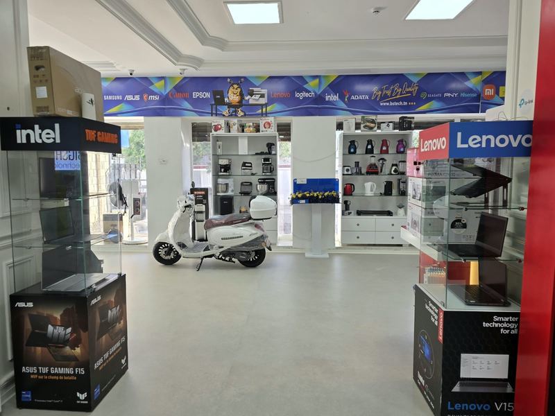 Vitrine du showroom Big Shop Technology à Ariana : PC portables Asus TUF Gaming et Lenovo, petit électroménager