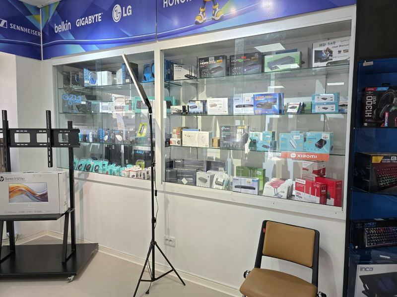 Vitrine réseau et accessoires (switchs, routeurs, claviers, souris) chez Big Shop Technology, Ariana